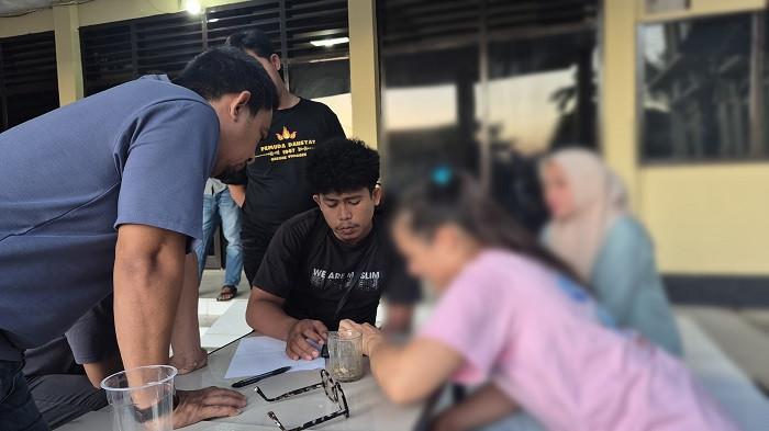 KORBAN LAPOR POLISI - Seorang wanita berkebangsaan Prancis inisial E menjadi korban penjambretan di Kota Kendari, Provinsi Sulawesi Tenggara (Sultra), Minggu (21/9/2025). E melaporkan kejadian yang dialami ke kantor polisi. (TribunnewsSultra.com/La Ode Ahlun Wahid)