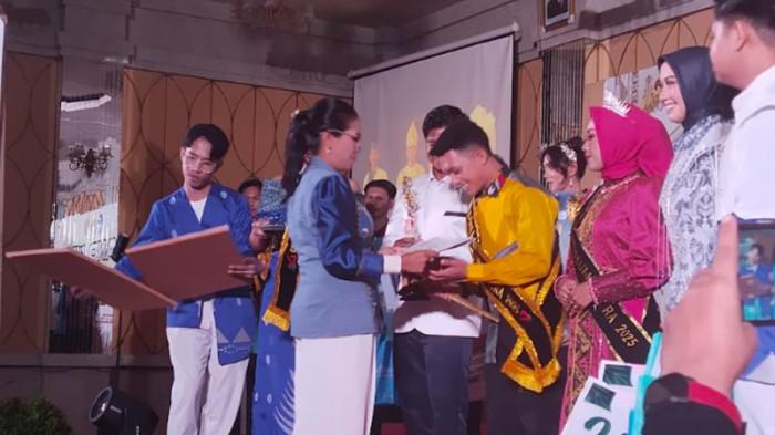 DUTA - Kasubag Tata Usaha (TU) UPTD Museum Sulawesi Tenggara (Sultra) Nony W Syuhida, saat memberikan selamat kepada Duta Museum terpilih, Sabtu (8/11/2025).