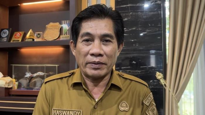 KADISNAKER SULTRA - Kepala Dinas Transmigrasi dan Tenaga Kerja (Kadis Transnaker) Sulawesi Tenggara (Sultra), Laode Muhammad Ali Haswandy saat ditemui di Kendari, akhir tahun 2024. Ali Haswandy mengungkapkan penetapan Upah Minimum Provinsi (UMP) Sulawesi Tenggara (Sultra) tahun 2026 masih menunggu terbitnya regulasi resmi dari pemerintah pusat.