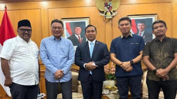 Doggy uslubidagi katta ayollar eshaklari Yalangoch Lyudmila Korolan