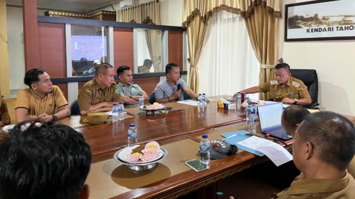 PEMBAHASAN UMK KONAWE - Ketua Konfederasi Serikat Pekerja Nasional (KSPN), Ilham Saputra saat menyampaikan rumusan upah minimum kabupaten atau UMK Konawe Provinsi Sulawesi Tenggara (Sultra) dalam rapat pembahasan usulan UMK 2026 di ruang rapat kerja Wabup Konawe Syamsul Ibrahim, Selasa (18/11/2025). Usulan tersebut akan disampaikan ke Pemerinta Provinsi Sultra.