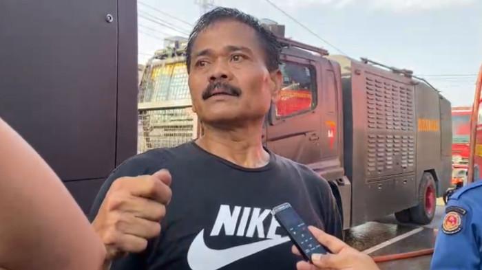 Ketua RT 033 RW 011 Kelurahan Anduonohu Unrungi beber sumber api kebakaran dari kios sandal