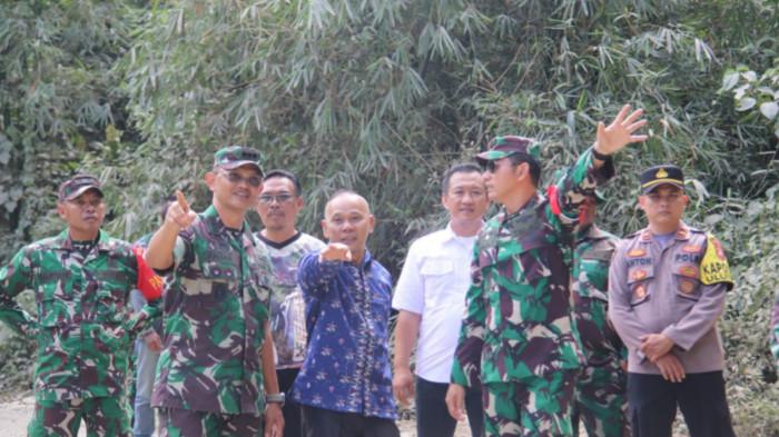 PENINJAUAN TMMD - Kolonel Inf Fajar Ali Nugraha, S.Sos., M.Han didampingi Dansatgas TMMD Kodim 1412/Kolaka, Letkol Inf Choky Gunawan, S.Sos., M.Han saat meninjau lokasi kegiatan TMMD ke-126 Kodim 1412/Kolaka di Kabupaten Kolaka Timur (Koltim), Provinsi Sulawesi Tenggara (Sultra). (Dokumentasi TribunnewsSultra.com)