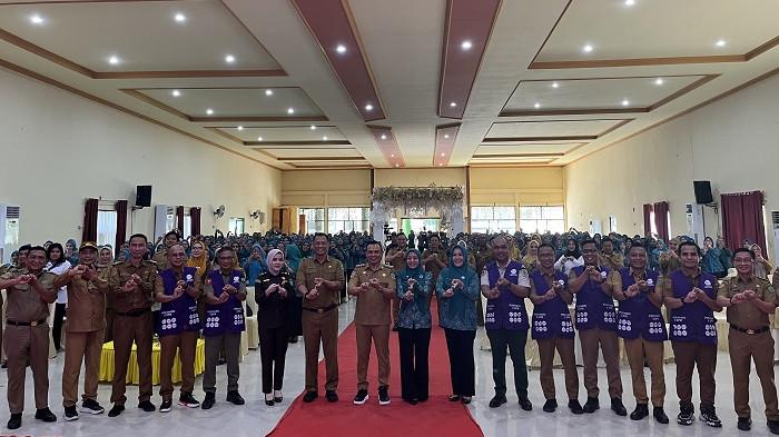 FOTO BERSAMA - Bupati Yusran Akbar foto bersama Sekda Ferdinand Sapan, Ketua TP PKK dan Posyandu Hania, Tim Pembina Posyandu 6 SPM, Jajaran OPD dan Pengurus serta Kader PPK Posyandu se-Kabupaten Konawe, Provinsi Sulawesi Tenggara (Sultra) usai peluncuran aplikasi digital SIMANIS dan SYAHDU, Senin (24/11/2025). Aplikasi SIMANIS dan SYAHDU adalah sinergi digital yang bertujuan untuk mengoptimalkan pelayanan kepada masyarakat. (TribunnewsSultra.com/Annisa Nurdiassa)