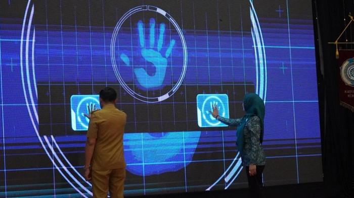 BUPATI KONAWE - Bupati Konawe, Yusran Akbar, didampingi Ketua TP PKK dan TP Posyandu Kabupaten Konawe, Hania, saat meresmikan peluncuran aplikasi SIMANIS dan SYAHDU secara simbolik, Senin (24/11/2025). Aplikasi SIMANIS dan SYAHDU adalah sinergi digital yang bertujuan untuk mengoptimalkan pelayanan kepada masyarakat. (TribunnewsSultra.com/Annisa Nurdiassa)