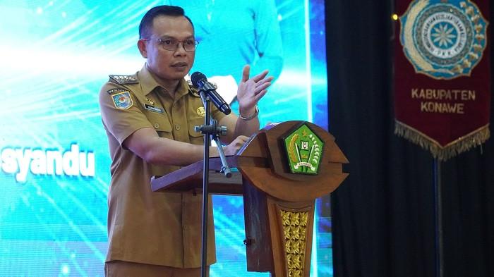 BUPATI KONAWE - Bupati Yusran Akbar saat memberikan sambutan dalam acara Grand Launching Aplikasi SIMANIS dan SYAHDU PKK dan Posyandu Kabupaten Konawe, Provinsi Sulawesi Tenggara (Sultra), Senin (24/11/2025). Aplikasi SIMANIS dan SYAHDU adalah sinergi digital yang bertujuan untuk mengoptimalkan pelayanan kepada masyarakat. (Diskominfo Konawe)