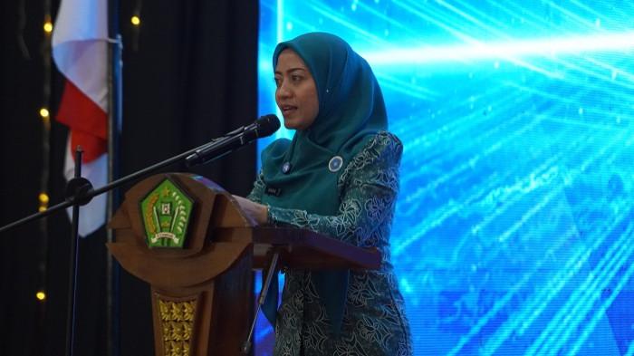 KETUA TP PKK KONAWE - Ketua Tim Penggerak Pemberdayaan dan Kesejahteraan Keluarga (TP PKK) dan Pos Pelayanan Terpadu (Posyandu), Hania, saat memberikan sambutan dalam acara Grand Launching Aplikasi SIMANIS dan SYAHDU PKK dan Posyandu Kabupaten Konawe, Provinsi Sulawesi Tenggara (Sultra), Senin (24/11/2025). Aplikasi SIMANIS dan SYAHDU adalah sinergi digital yang bertujuan untuk mengoptimalkan pelayanan kepada masyarakat. (Diskominfo Konawe)