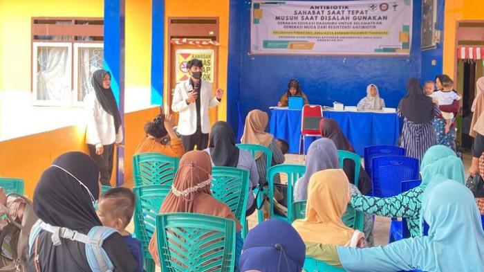 PEMERIKSAAN KESEHATAN GRATIS - Mahasiswa Apoteker Universitas Halu Oleo (UHO) Angkatan XIV, Andri Azwar, Eki Asrina, Fadhil Nur Syifa, Irland Aryanto, Irsan, Jalaluddin Muhamad Akbar, Muh Adit Farhan Satria, Sri Asma Wati menggelar sosialisasi bertema 