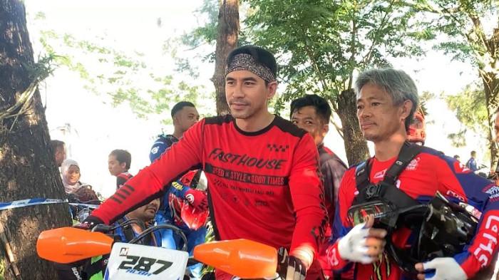 ENDURO RALLY DI BAUBAU - Momen Darius Sinathrya foto bareng rider saat pelepasan peserta Sultra Enduro Rally 2026 di Kota Baubau, Sulawesi Tenggara (Sultra), Sabtu (25/4/2026). Ratusan peserta berbaris menunggu start untuk menempuh rute dari Kota Baubau hingga Kabupaten Buton Selatan.