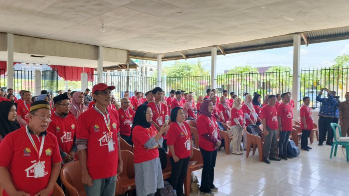 PELATIHAN KDKMP KONAWE - Pengurus Koperasi Desa Kelurahan Merah Putih atau KDKMP Konawe saat menyanyikan lagu Indonesia Raya dalam pembukaan kegiatan pelatihan peningkatan kapasitas di balai kelurahan Anggaberi Kecamatan Anggaberi Kabupaten Koanwe Provinsi Sulawesi Tenggara (Sultra) pada Senin (17/11/2025)