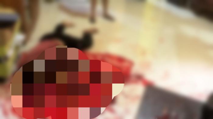 KORBAN PEMBUNUHAN- Seorang pria di Kota Kendari, Sulawesi Tenggara (Sultra) tewas bersimbah darah di lorong Merak, Kelurahan Mataiwoi, Kecamatan Wua-wua, Kota Kendari, Sabtu (15/11/2025)N dini hari. Polisi telah mengamankan satu orang terduga pelaku.