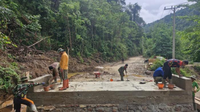 PENGERJAAN JEMBATAN - Sejumlah petugas TMMD ke-126 Kodim 1412/Kolaka dan warga mengerjakan jembatan di Kabupaten Kolaka Timur (Koltim), Provinsi Sulawesi Tenggara  (Sultra). (Dokumentasi TribunnewsSultra.com)