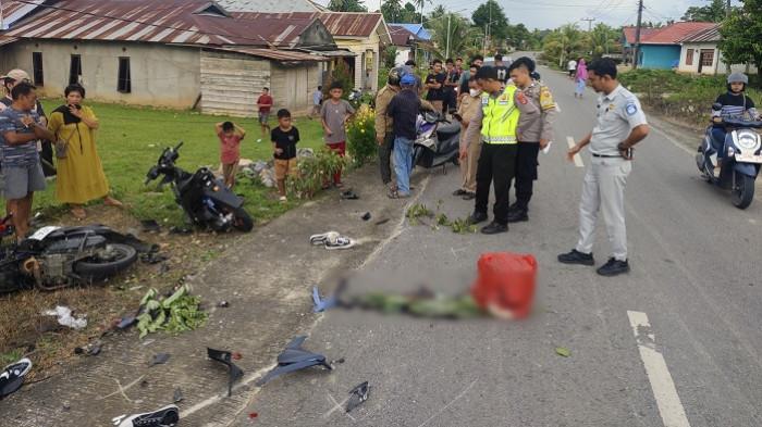 KECELAKAAN DI KONAWE SELATAN - Personel Polresta Kendari saat melakukan olah tempat kejadian perkara kecelakaan di Desa Opaasi, Kecamatan Ranomeeto Barat, Kabupaten Konawe Selatan (Konsel), Provinsi Sulawesi Tenggara (Sultra), Selasa (7/4/2026). Insiden nahas yang melibatkan dua sepeda motor Honda Beat tersebut mengakibatkan dua orang pengendara meninggal dunia di lokasi kejadian. (Istimewa)