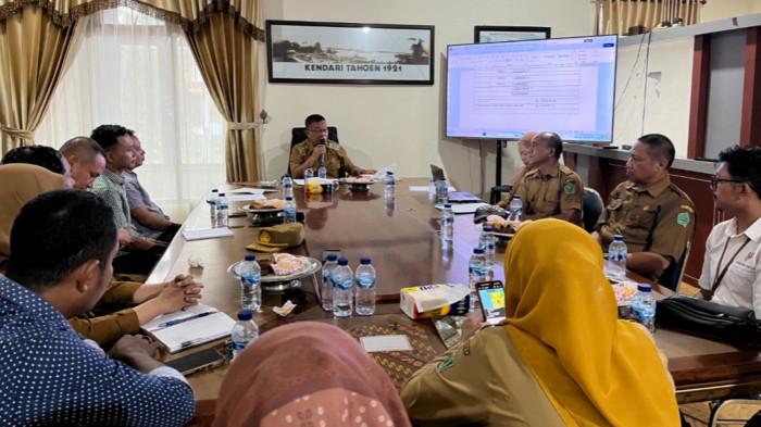 PEMBAHASAN UMK KONAWE - Wakil Bupati (Wabup) Konawe Syamsul Ibrahim saat memimpin Rapat Kerja terkait pembahasan usulan Upah Minimum Kabupaten atau UMK Konawe 2026 ke provinsi, bersama serikat pekerja dan dewan pengupahan di ruang kerja Wabup Konawe, Selasa (18/11/2025).