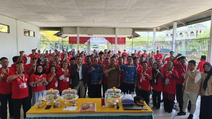 PELATIHAN KDKMP KONAWE - Wakil Bupati Konawe Syamsul Ibrahim (baju korpri di tengah) berfoto bersama pengurus Koperasi Desa Kelurahan Merah Putih atau KDKMP dalam kegiatan pelatihan peningkatan kapasitas di balai kelurahan Anggaberi Kecamatan Anggaberi Kabupaten Konawe Provinsi Sulawesi Tenggara (Sultra), Senin (17/11/2025).