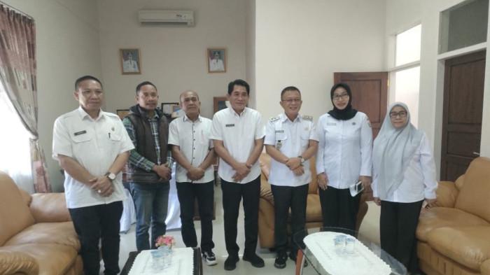 PEMBAHASAN UMK 2026 - Wakil Bupati (Wabup) Konawe Syamsul Ibrahim bersama Serikat Pekerja dan Dinas Tenaga Kerja dan Transmigrasi (Disnakertrans) Konawe foto bersama dengan Kepala Disnakertrans Sulawesi Tenggara (Sultra), Muhammad Ali Haswandy, saat lakukan audiensi di provinsi, Rabu (19/11/2025).