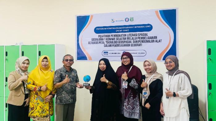 PKMI - Beginilah keseruan para siswa MAN 1 Konawe Selatan, Sulawesi Tenggara (Sultra) belajar terkait Geospasial bersama dengan para dosen Tim Pelaksana PKMI-UHO atau Program Kemitraan Masyarakat Internal Universitas Halu Oleo Kendari, Sabtu (1/10/2025). 