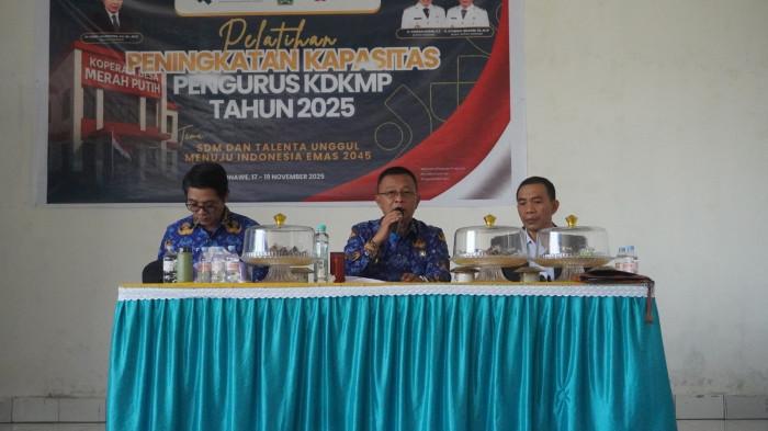 PELATIHAN KDKMP KOANWE - Foto dari kiri ke kanan, Plt. Kepala Dinas PTSP Muh Palaiman, Wakil Bupati Konawe Syamsul Ibrahim dan Kabid Koperasi Jaeluddin Razak saat membuka pelatihan peningkatan kapasitas  Koperasi Desa Kelurahan Merah Putih atau KDKMP di balai kelurahan Anggaberi Kecamatan Anggaberi, Senin (17/11/2025)