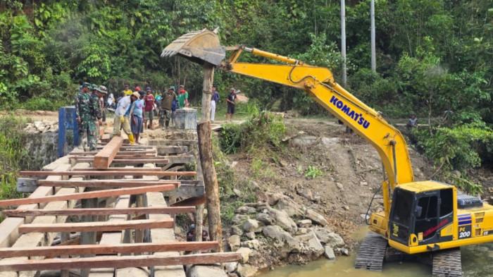 PENGERJAAN JEMBATAN - Inilah proses perbaikan jembatan oleh Satgas TMMD Satgas Kodim 1412/Kolaka di Kecamatan Ueesi, Kabupaten Kolaka Timur (Koltim), Provinsi Sulawesi Tenggara (Sultra). (Dokumentasi TribunnewsSultra.com)