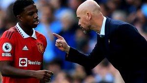 18102022-Ten-Hag-Malacia-Man-United-Tottenham-Liga-Inggris.jpg