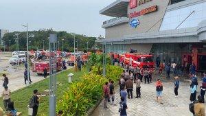 20-Mobil-Penjual-Air-Tandon-Bantu-Damkar-Padamkan-Kebakaran-di-The-Park-Kendari-Sulawesi-Tenggara.jpg