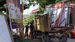 APK-Pemilu-2024-yang-Dipasang-Tak-Sesuai-Aturan-di-Baubau-Sulawesi-Tenggara-Ditertibkan-Satpol-PP.jpg