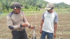 Aiptu-Arip-Pelu-Polisi-yang-Hadirkan-Inovasi-Penyiraman-Mesin-Kincir-untuk-Petani-di-Baubau.jpg