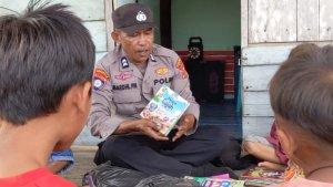 Aiptu-Mardiyanto-mengajar-anak-anak-Dusun-Bajo-di-Kabupaten-Buton-Sulawesi-Tenggara.jpg