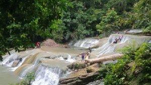 Air-Terjun-Moramo-Konsel-Ramai-Dikunjungi-Warga-Libur-Nyepi-Wisata-dengan-Suguhan-Keindahan-Alam.jpg