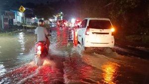 Akibat-hujan-deras-Jalan-Orinunggu-Kendari-banjir.jpg