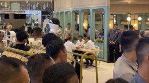 Aksi-Nekat-Emak-emak-di-Kendari-Sultra-Dorong-Pasukan-Pengamanan-Presiden-Jokowi-Demi-Foto-Bersama.jpg