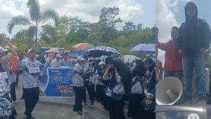 Aksi-Solidaritas-Guru-hingga-Masyarakat-Konawe-Selatan-Warnai-Sidang-Supriyani-di-PN-Andoolo.jpg