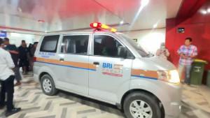 Ambulance-yang-mengantarkan-jenazah-Rektor-UHO-Kendari-ke-rumah-duka.jpg