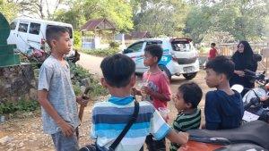 Anak-anak-di-TPU-Punggolaka-Kendari-Sultra-Tawarkan-Jasa-Bersih-bersih-Makam-Jelang-Ramadan-2023.jpg
