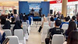 Asisten-Manajer-Bank-Indonesia-Sultra-Berty-Novaria-saat-di-Festival-Jurnalis-Pelajar.jpg