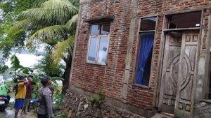 Atap-rumah-warga-yang-terbang-sebab-angin-kencang-di-Baubau.jpg