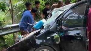 BREAKING-NEWS-Kecelakaan-Maut-Toyota-Yaris-Vs-Truk-di-Kolaka-Sultra-1-Korban-Dikabarkan-Meninggal.jpg