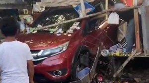 BREAKING-NEWS-Kecelakaan-Mobil-Honda-BR-V-Tabrak-Warung-Manisan-di-Baubau-Sulawesi-Tenggara.jpg