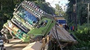 BREAKING-NEWS-Kecelakaan-Truk-Tabrak-Pembatas-Jembatan-di-Sampara-Konawe-Sulawesi-Tenggara.jpg