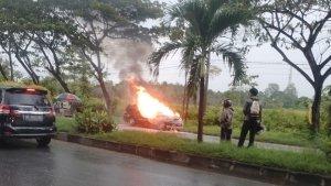 BREAKING-NEWS-Mobil-Terbakar-di-Lepo-Lepo-Kendari-Sulawesi-Tenggara-Petugas-Damkar-Diterjunkan.jpg
