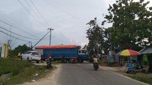 Ban-Mobil-Ekspedisi-Terperosok-ke-Selokan-di-Kendari-Sultra-Arus-Lalu-Lintas-Sempat-Terhambat.jpg