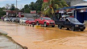 Banjir-Disertai-Lumpur-Tutupi-Badan-Jalan-DI-Panjaitan-di-Kendari-Sulawesi-Tenggara.jpg