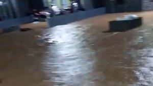 Banjir-di-Kawasan-Perumahan-Jalan-Mekar-Jaya-1-Kendari-Sulawesi-Tenggara-Jalan-Jadi-Sungai.jpg