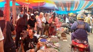 Beginilah-suasana-Pasar-Raya-Mekongga-menjelang-H-1-Lebaran-di-Kabupaten-Kolaka.jpg
