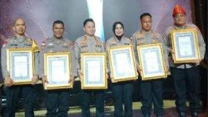 Bhabinkamtibmas-Polsek-Lainea-terima-penghargaan-Hoegeng-Award-di-Jakarta.jpg