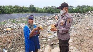 Bhabinkamtibmas-Polsek-Tongauna-Konawe-Sultra-Bagikan-Sarung-Tangan-ke-Pemulung-di-TPA-Mataiwoi.jpg