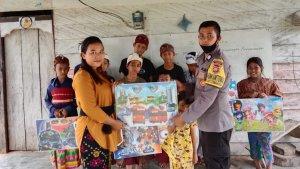 Bhabinkamtibmas-di-Konawe-Sulawesi-Tenggara-Bantu-Meja-Belajar-Siswa-Pasraman-di-Kecamatan-Asinua.jpg
