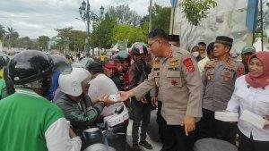Binmas-Polda-Sulawesi-Tenggara-dan-ABUJAPI-Sultra-Berbagi-1000-Takjil-Buka-Puasa-di-Kendari.jpg