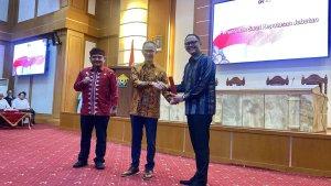 Bismi-Maulana-Nugraha-Dikukuhkan-sebagai-Kepala-OJK-Sulawesi-Tenggara.jpg