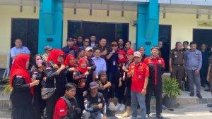 Buntut-Kasus-Guru-Supriyani-Warga-Demo-Kejaksaan-Tinggi-Sulawesi-Tenggara.jpg